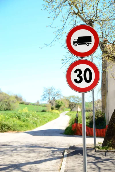 Sinais Estrada Velocidade Máxima Sem Caminhão Rua Cidade — Fotografia de Stock