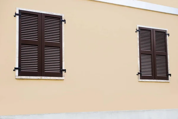 Pencereleri Ahşap Panjurları Olan Güzel Bir Bina — Stok fotoğraf