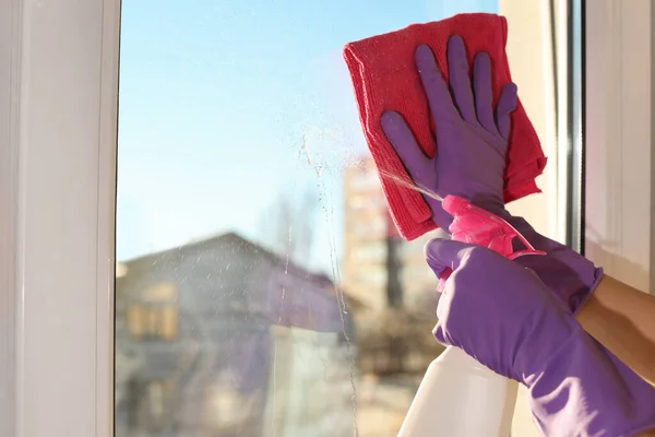 Jovem Mulher Limpeza Janela Vidro Com Pano Detergente Casa Close — Fotografia de Stock