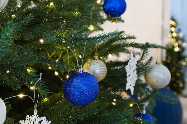 Beautifully Decorated Christmas Tree Baubles Closeup — стоковое фото