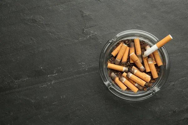 Cendrier Verre Avec Talons Cigarette Sur Table Gris Foncé Vue — Photo