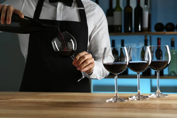 Μπάρμαν Ρίχνει Κρασί Ποτήρι Στο Μετρητή Στο Εστιατόριο Closeup — Φωτογραφία Αρχείου