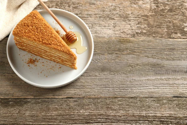 Кусок Вкусного Слоистого Медового Торта Подаваемого Деревянном Столе Видом Сверху — стоковое фото