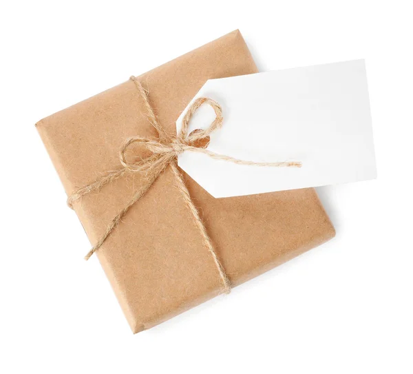 Подарочная Коробка Завернутая Крафт Бумагу Бантом Биркой Изолированной Белом — стоковое фото