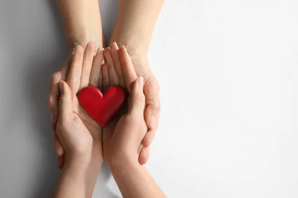 Mulheres Jovens Idosas Segurando Coração Vermelho Fundo Branco Vista Superior — Fotografia de Stock