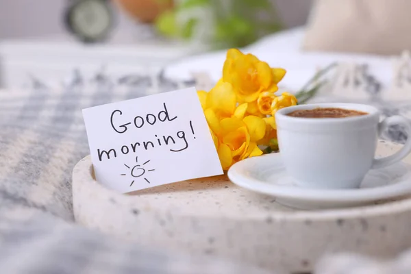 Чашка Кофе Цветы Открытка Фразой Доброе Утро Вязаных Платных Помещении — стоковое фото
