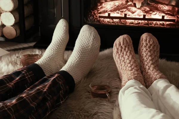 Ζευγάρι Πλεκτά Κάλτσες Κοντά Στο Τζάκι Στο Σπίτι Closeup Των — Φωτογραφία Αρχείου