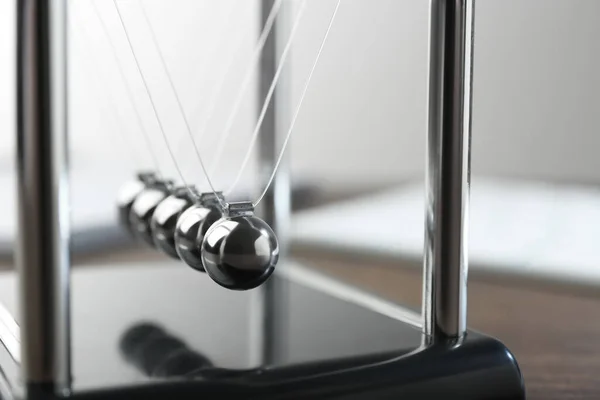 Newton Cradle Wooden Table Closeup Physics Law Energy Conservation — Stockfoto