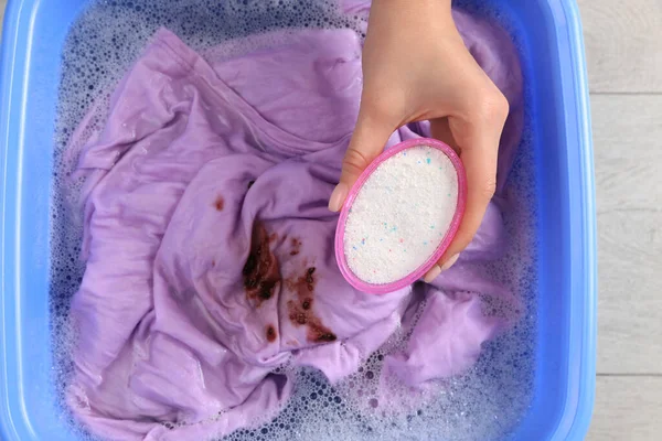 Mujer Añadiendo Detergente Polvo Lavabo Con Ropa Vista Superior Lavado — Foto de Stock