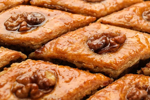 Arka planda ceviz olan lezzetli ballı baklava. Yakın plan.