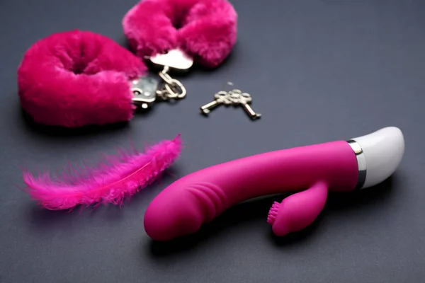 Vibromasseur Vaginal Plume Menottes Sur Fond Noir Jouets Sexuels — Photo