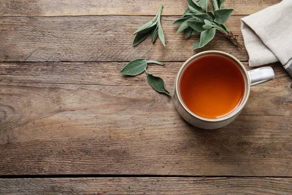 Xícara Chá Sálvia Aromático Folhas Frescas Mesa Madeira Acima Vista — Fotografia de Stock