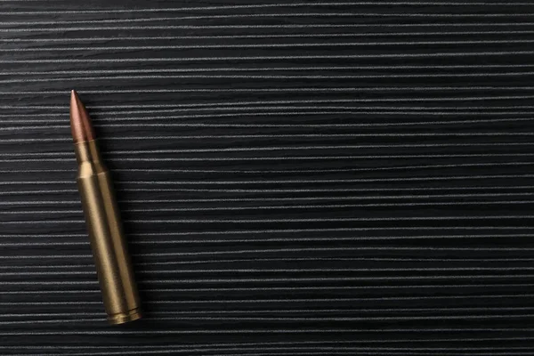 Siyah ahşap masaya bir kurşun, üst manzara. Metin için boşluk