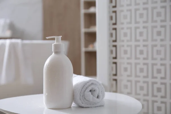 Bottle Shower Gel Fresh Towel White Table Bathroom Space Text — 스톡 사진