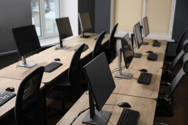 Açık uzay ofisindeki birçok modern bilgisayar
