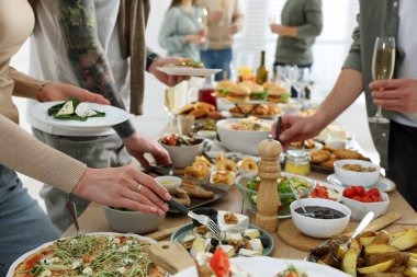 Açık büfe masasının yakınındaki insanlar, kapalı mekanlarda yemek, yakın çekim. Brunch ayarları