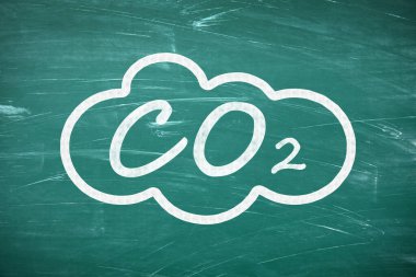 Karbon salınımını azaltın. Yeşil karatahtanın üzerindeki kimyasal formül CO2