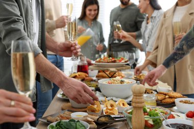 Açık büfe masasının yakınındaki insanlar, kapalı mekanlarda yemek, yakın çekim. Brunch ayarları