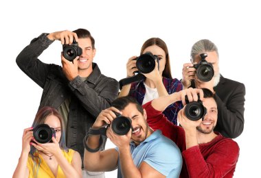 Beyaz arka planda kameraları olan bir grup profesyonel fotoğrafçı