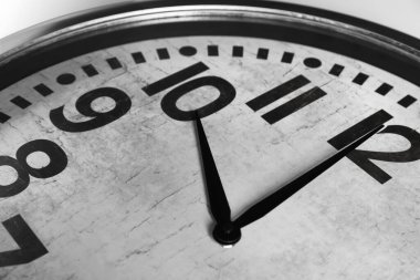 Beyaz arkaplanda analog saati, yakın plan