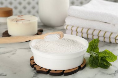 Diş pudrası, fırça ve nane beyaz mermer masa, yakın çekim