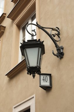 Binanın duvarında klasik sokak lambası