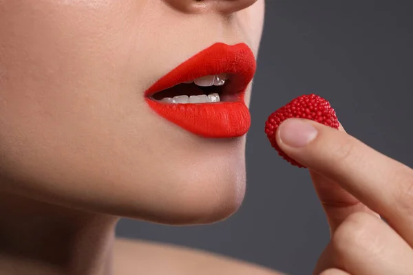 Mujer Joven Con Hermosos Labios Rojos Maquillaje Comer Dulces Sobre — Foto de Stock
