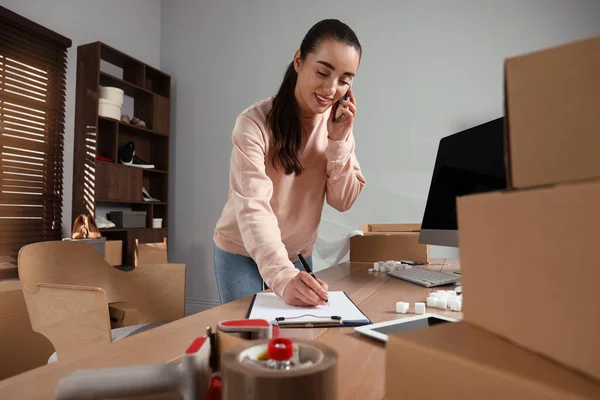 Säljaren Pratar Telefon Kontoret Nätbutik — Stockfoto