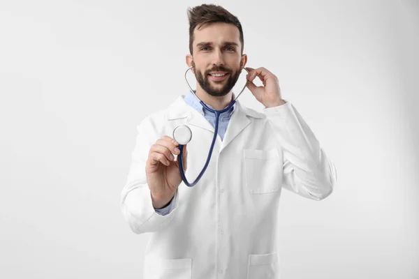 Arzt Mit Stethoskop Auf Weißem Hintergrund Kardiologie Konzept — Stockfoto