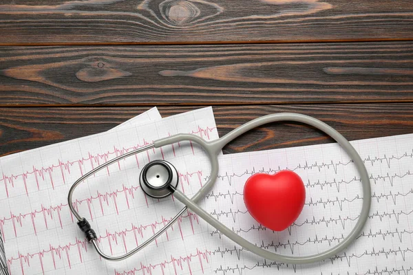 Stethoskop Rotes Herz Und Kardiogramm Auf Holztisch Flache Liege Mit — Stockfoto