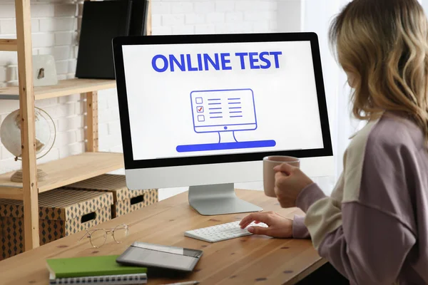 Vrouw Neemt Online Test Computer Aan Balie Binnen — Stockfoto