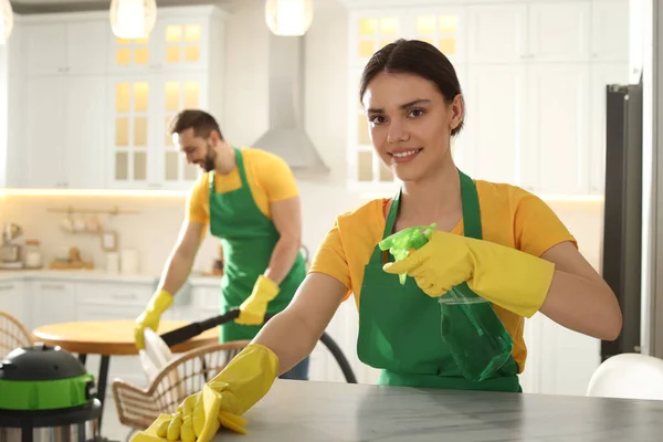 Επαγγελματίες Καθαριστές Που Δουλεύουν Στο Διαμέρισμα Υπηρεσία Καθαρισμού — Φωτογραφία Αρχείου