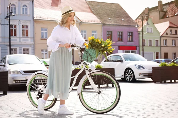 Schöne Frau Mit Fahrrad Und Strauß Gelber Tulpen Auf Der — Stockfoto