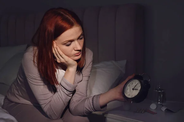 Γυναίκα Που Πάσχει Από Αϋπνία Κοιτάζοντας Χρόνο Ξυπνητήρι Στην Κρεβατοκάμαρα — Φωτογραφία Αρχείου