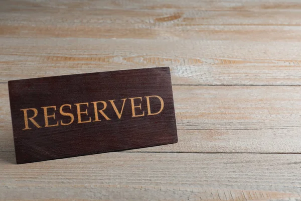 Ahşap yüzeyde zarif bir işaret, yazı için boşluk. Tablo ayarı ögesi