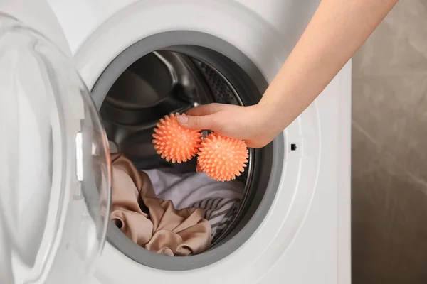 Çamaşır Makinesine Çamaşır Makinesi Koyan Kadın Yakın Çekim — Stok fotoğraf