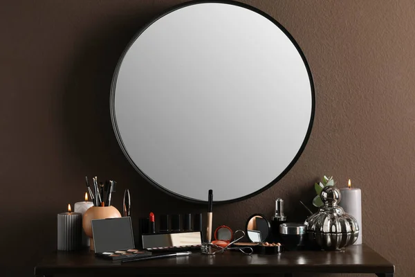 Стильное Круглое Зеркало Висящее Над Туалетным Столиком Косметическими Средствами — стоковое фото