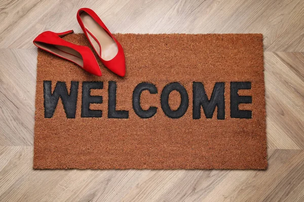 Elegante Alfombra Puerta Con Palabra Bienvenido Zapatos Piso Madera Vista — Foto de Stock