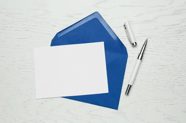 Envelope Com Cartão Papel Branco Caneta Mesa Madeira Branca Flat — Fotografia de Stock