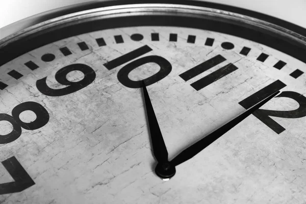 Beyaz arkaplanda analog saati, yakın plan