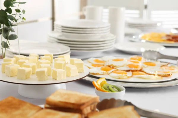 Vajilla Limpia Diferentes Comidas Para Desayuno Mesa Blanca Interior Servicio —  Fotos de Stock