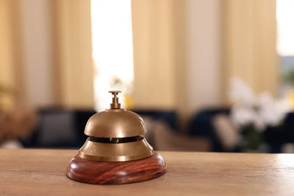 木製のフロントデスクでホテルサービスの鐘 テキストのスペース — ストック写真