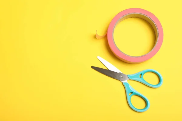 Rolo Fita Adesiva Rosa Tesoura Sobre Fundo Amarelo Flat Lay — Fotografia de Stock