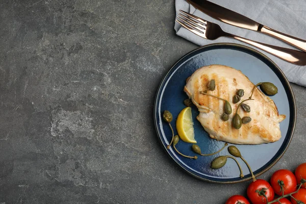 Νόστιμο Μαγειρεμένο Φιλέτο Κοτόπουλο Κάπαρη Και Φέτα Λεμονιού Σερβίρεται Γκρι — Φωτογραφία Αρχείου