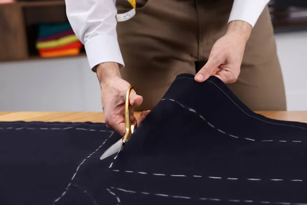 Режущая Ткань Dressmaker Следуя Мел Швейный Узор Мастерской Крупным Планом — стоковое фото