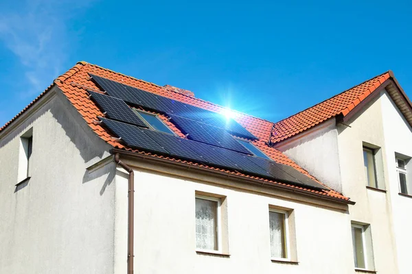 Casa Con Paneles Solares Instalados Azotea Energía Alternativa — Foto de Stock