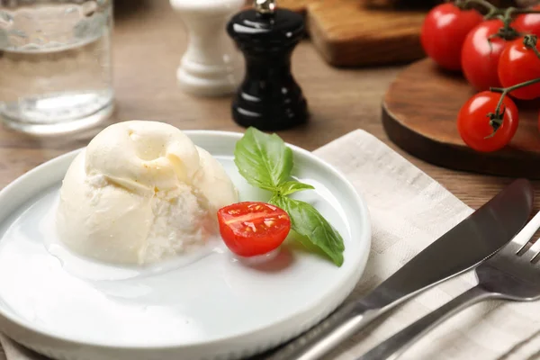 Delicious Burrata Cheese Basil Cut Tomato Served Wooden Table Closeup — ストック写真