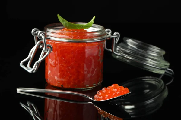 Frasco Vidro Colher Com Delicioso Caviar Vermelho Fundo Preto — Fotografia de Stock