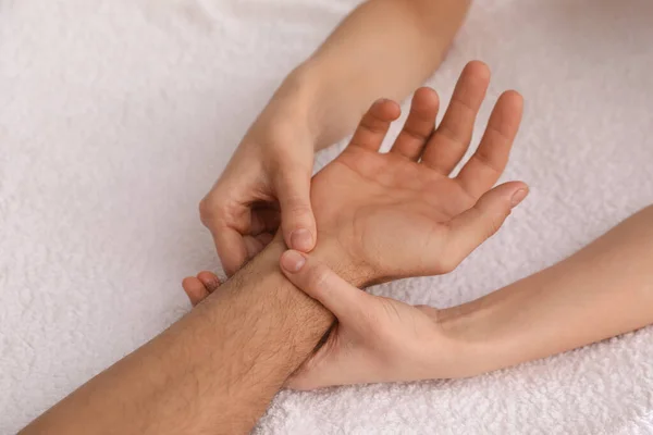 Man Ontvangt Handmassage Zachte Handdoek Close — Stockfoto