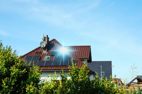Haus Mit Installierten Sonnenkollektoren Auf Dem Dach Platz Für Text — Stockfoto